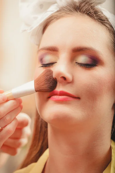 Maquillaje artista visagiste usando cepillo . — Foto de Stock