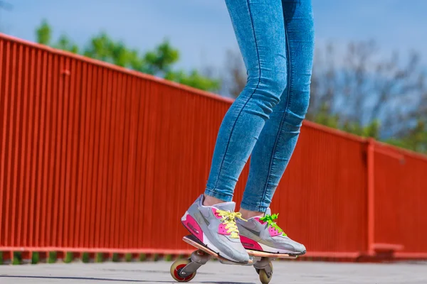 通りでスケート ボードを持つ人間の足スケーター. — ストック写真
