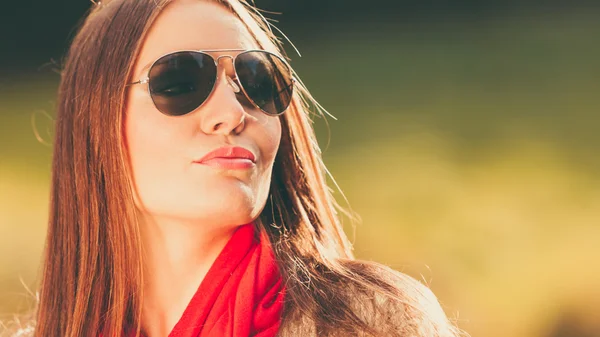 Portrait girl relaxing walking in autumnal park. — Stock Photo, Image