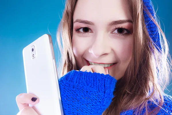 Mujer joven con smartphone. — Foto de Stock