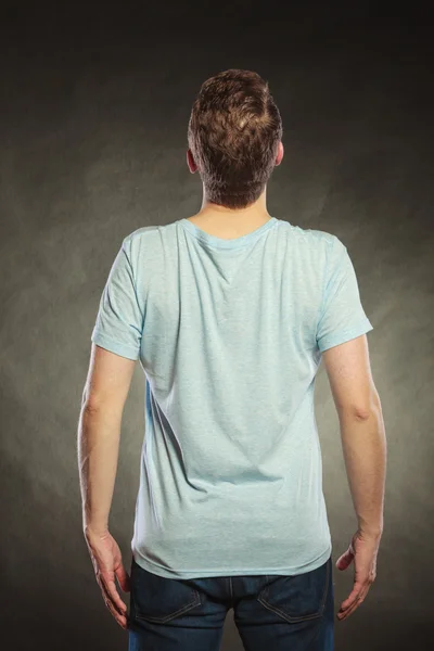 Voltar vista cara homem na camisa em branco com espaço de cópia . — Fotografia de Stock