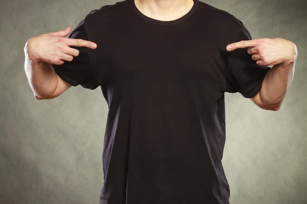 Hombre tipo en camisa en blanco con espacio de copia apuntando. — Foto de Stock