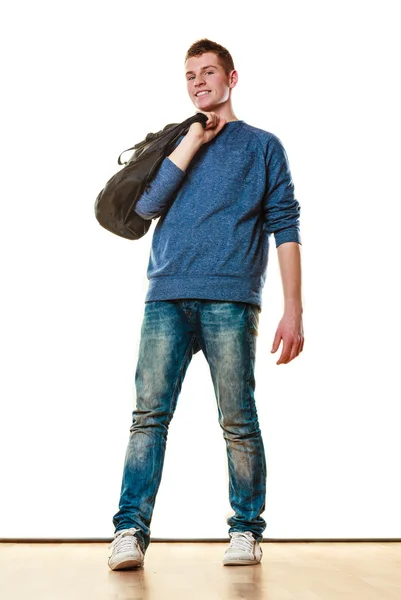 Mladý muž s taškou izolovaných ležérní styl — Stock fotografie