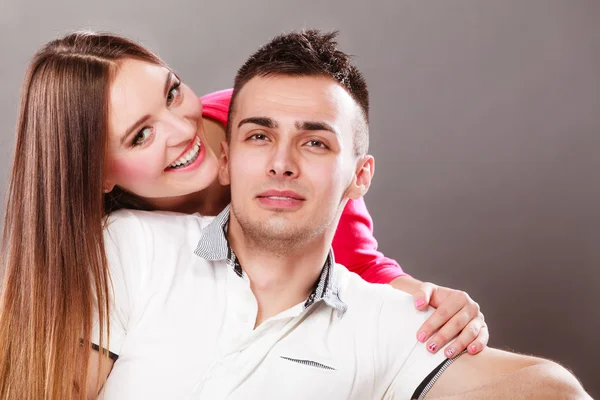 Portret uśmiechniętej kobiety i mężczyzny. Szczęśliwa para. — Zdjęcie stockowe