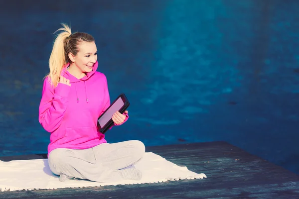 Девочка учится йоге на планшете . — стоковое фото