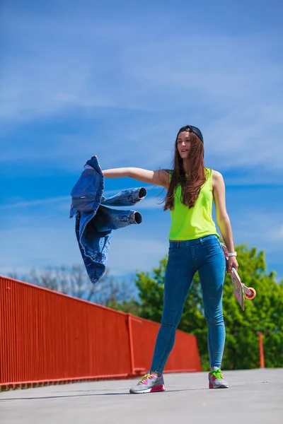 Adolescente chica skater montar monopatín en la calle. —  Fotos de Stock