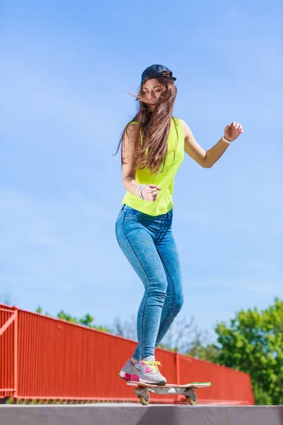 Tonåring flicka åkare ridning skateboard på gatan. — Stockfoto