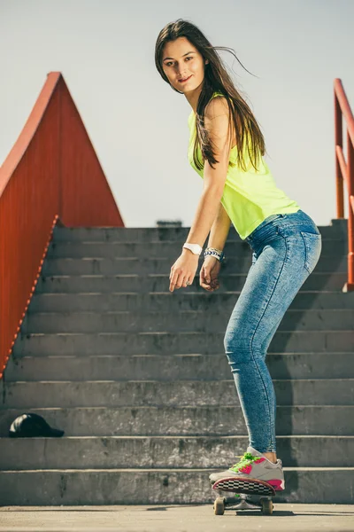 Meisje op trap met skateboard. — Stockfoto