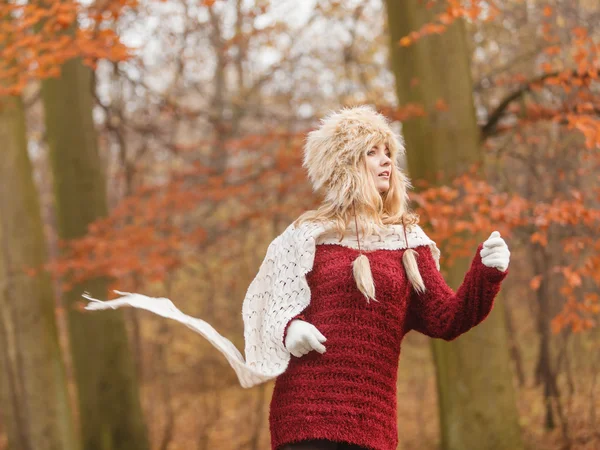 Mode vrouw loopt in de herfst park bos. — Stockfoto