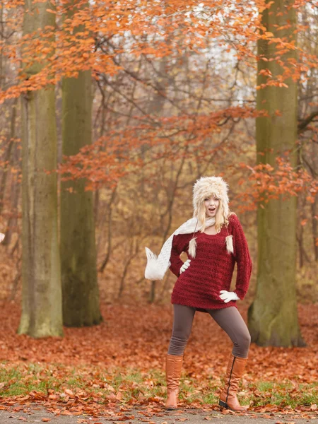 Mode vrouw in winderige val herfst park forest. — Stockfoto