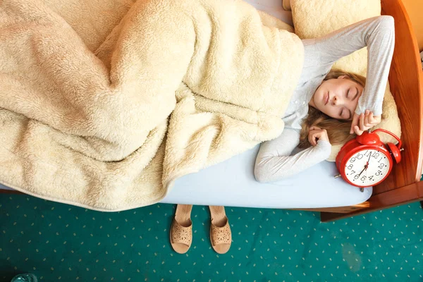 Mujer infeliz despertando con despertador. — Foto de Stock