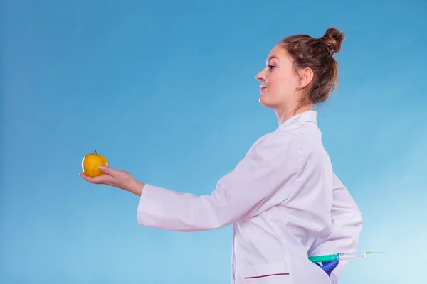 Vědec doktor s apple a stříkačky. GM potraviny. — Stock fotografie