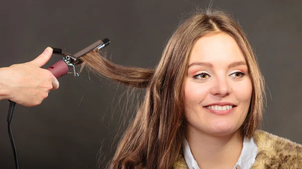 Stylist capelli arricciacapelli per giovane donna. — Foto Stock