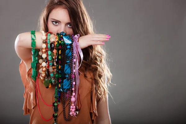 Mooie vrouw met sieraden kettingen armbanden — Stockfoto