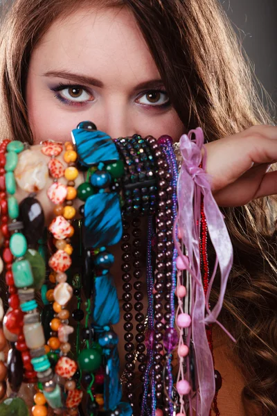 Mooie vrouw met sieraden kettingen armbanden — Stockfoto