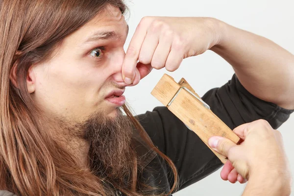 Man met verstopte neus door wasknijper — Stockfoto