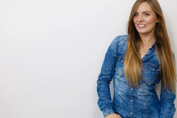 Beautiful young lady with denim jacket. — Stock Photo, Image