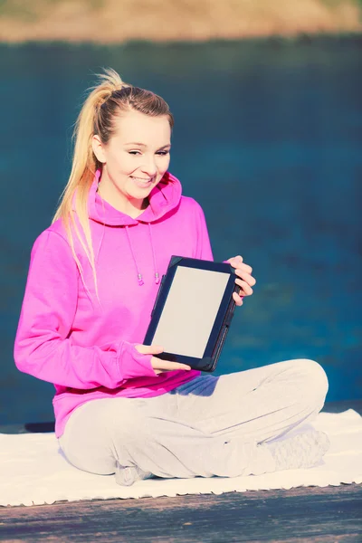 Mädchen lernen Yoga vom Tablet. — Stockfoto