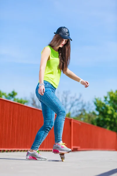 Teen girl skater reiten skateboard auf straße. — Stockfoto