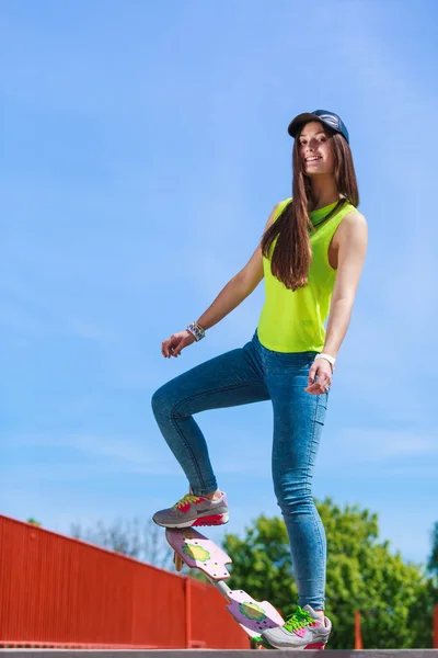 Adolescent fille patineur équitation skateboard sur rue. — Photo