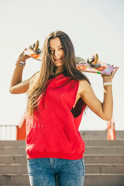 Stedelijke skate meisje met skateboard. — Stockfoto