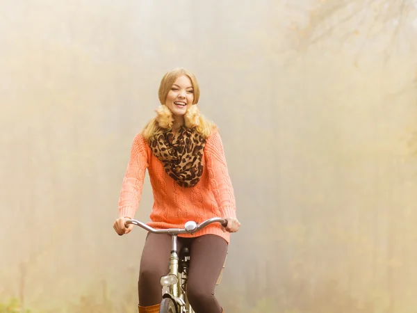 Feliz mulher ativa andar de bicicleta no parque de outono . — Fotografia de Stock