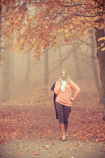 Sarışın kadın ceketi Park ile gülümseyen moda. — Stok fotoğraf