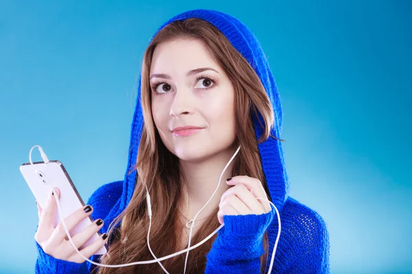スマートフォンで音楽を聴いている若い女性は — ストック写真