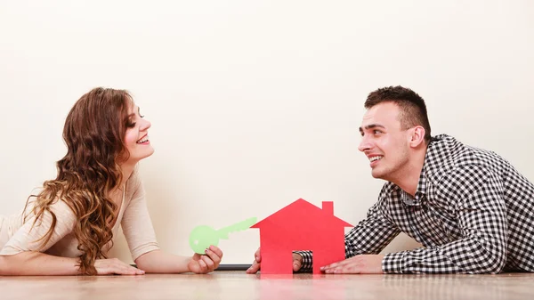 Couple avec maison en papier. Immobilier immobilier . — Photo