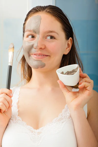 Mujer aplicando máscara facial de barro — Foto de Stock