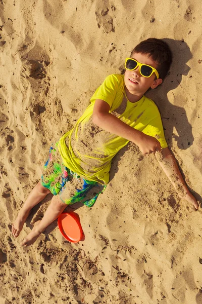 Junge hat Spaß am Meer. — Stockfoto