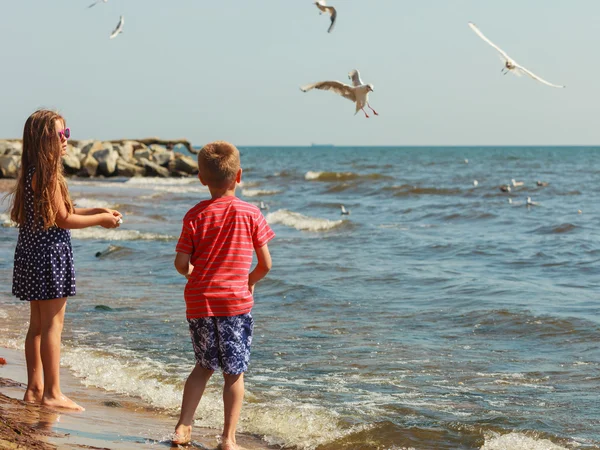 Niños jugando al aire libre en la playa . — Foto de Stock