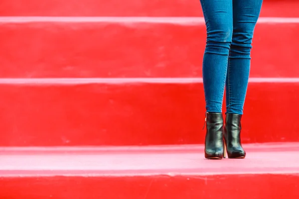 Kadın bacakları denim pantolon topuklu çizme açık — Stok fotoğraf