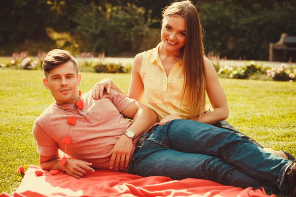 Junge mit Herzkette und Mädchen. — Stockfoto