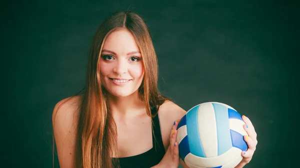 Młoda kobieta noszenia odzieży sportowej i trzymać piłkę. — Zdjęcie stockowe