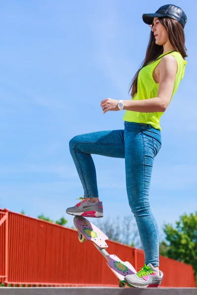 Adolescent fille patineur équitation skateboard sur rue. — Photo