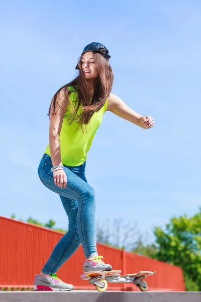 Chica adolescente skater montar monopatín en la calle. — Foto de Stock