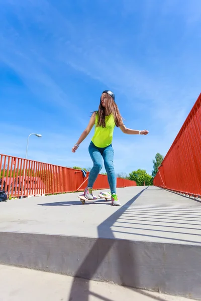 Chica adolescente skater montar monopatín en la calle. —  Fotos de Stock