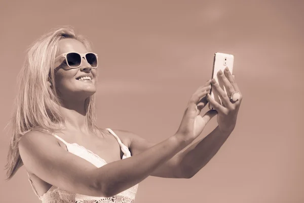 Girl with phone taking selfie. — Stock Photo, Image