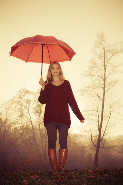 Mujer de moda con paraguas relajante en el parque de otoño . — Foto de Stock