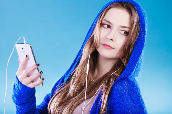 Mujer joven con teléfono inteligente escuchar música — Foto de Stock