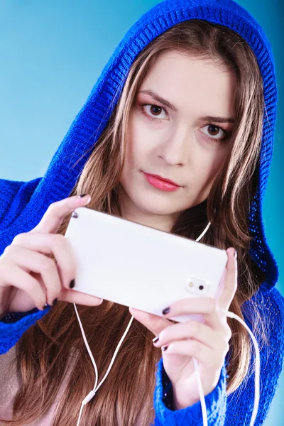 Akıllı telefonlu genç bir kadın müzik dinliyor. — Stok fotoğraf