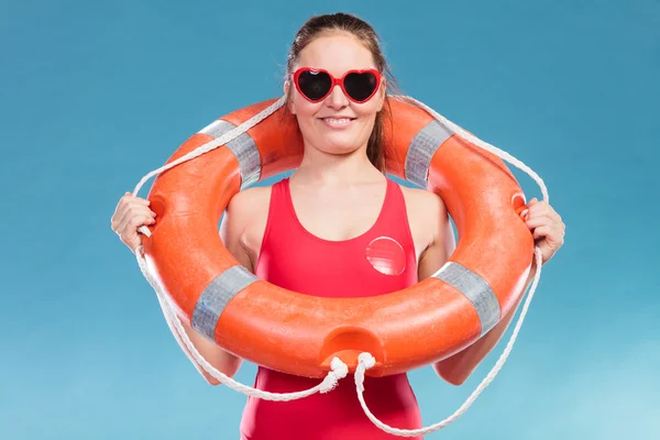 Lycklig kvinna i solglasögon med ring boj livboj. — Stockfoto