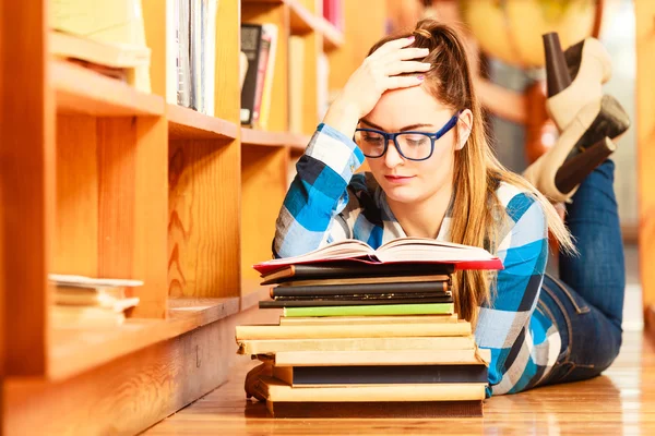 Mulher estudante na biblioteca da faculdade — Fotografia de Stock