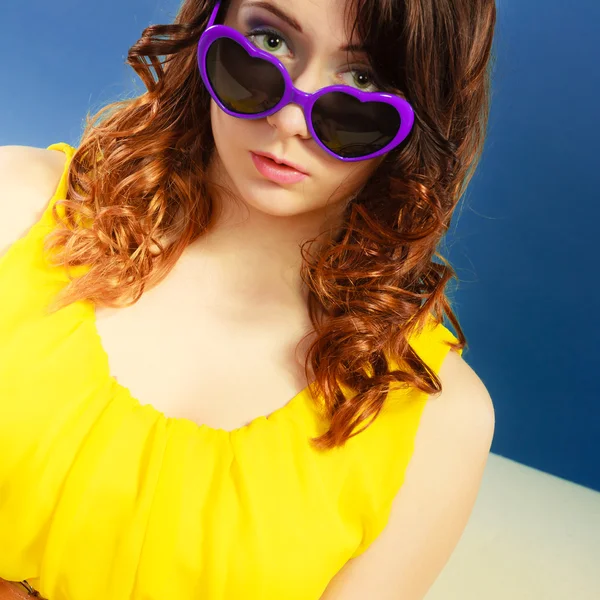 戴着紫罗兰太阳镜的女孩肖像 — 图库照片