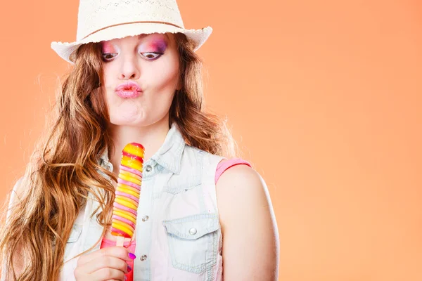 Mulher no chapéu de verão comer sorvete pop — Fotografia de Stock