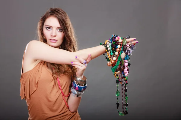 Csinos nő ékszerrel nyakláncok gyűrű karkötők — Stock Fotó