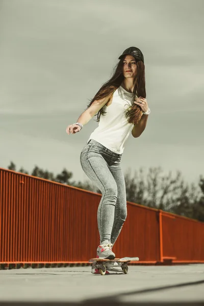 Dospívající dívka bruslař na koni skateboard na ulici. — Stock fotografie