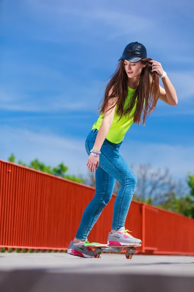 Adolescente menina skatista equitação skate na rua. — Fotografia de Stock