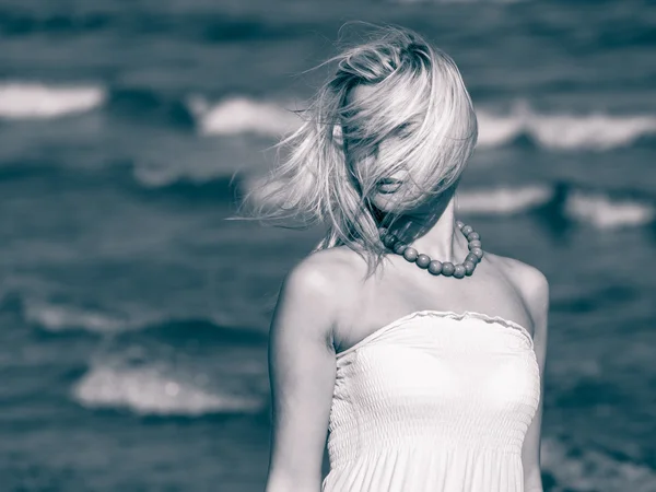 Jonge dame rusten op strand. — Stockfoto